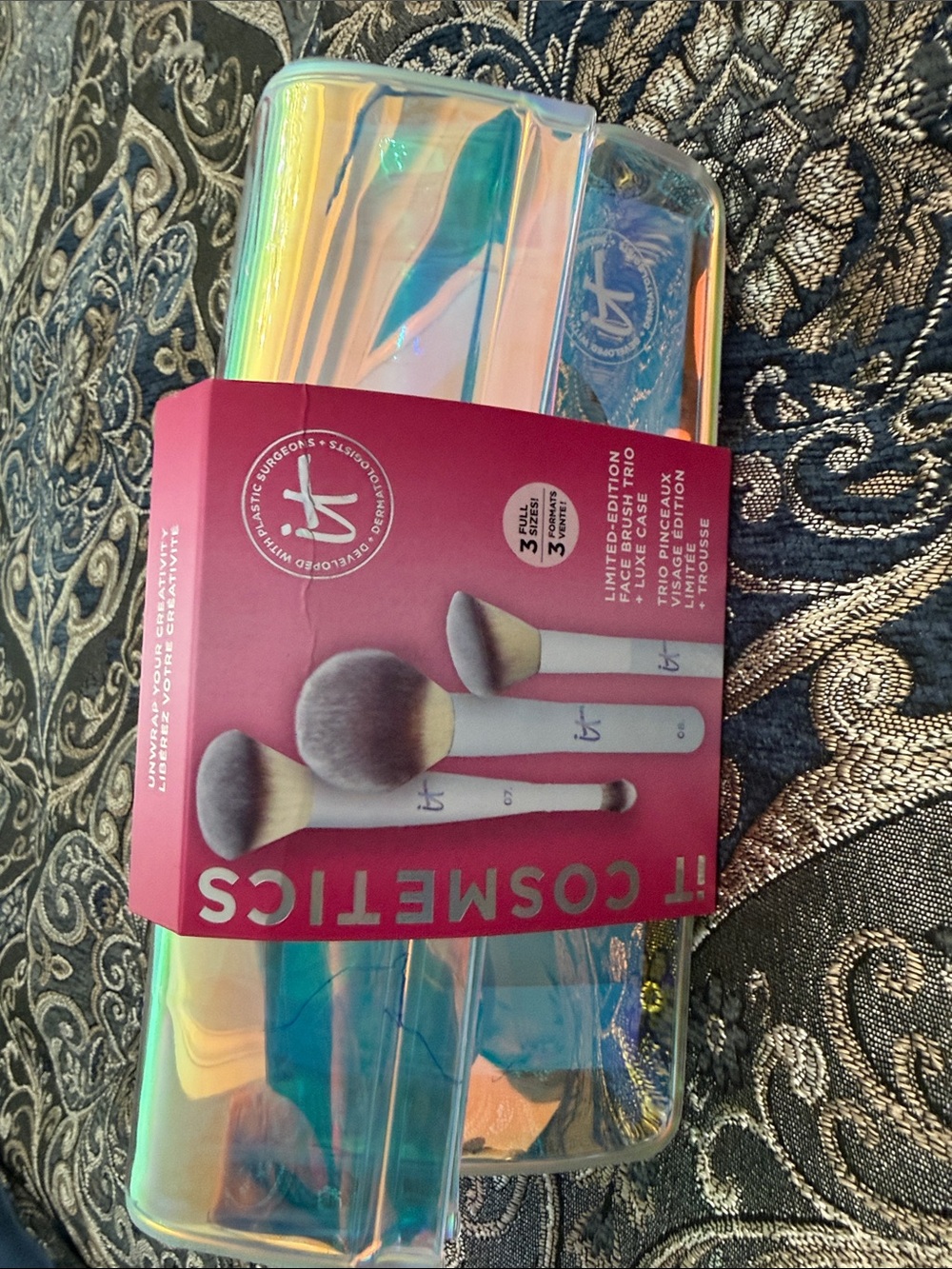 IT Cosmetics 3-Piece Makeup Brush Set with Iridescent Case - Pink
